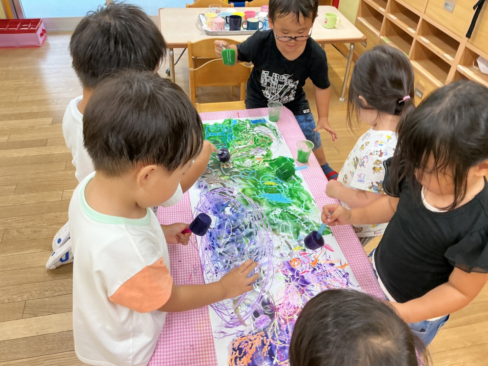 カラフルな氷絵の具に夢中