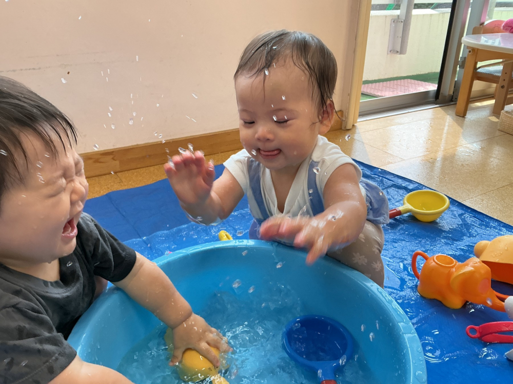 暑い日に室内で水遊び