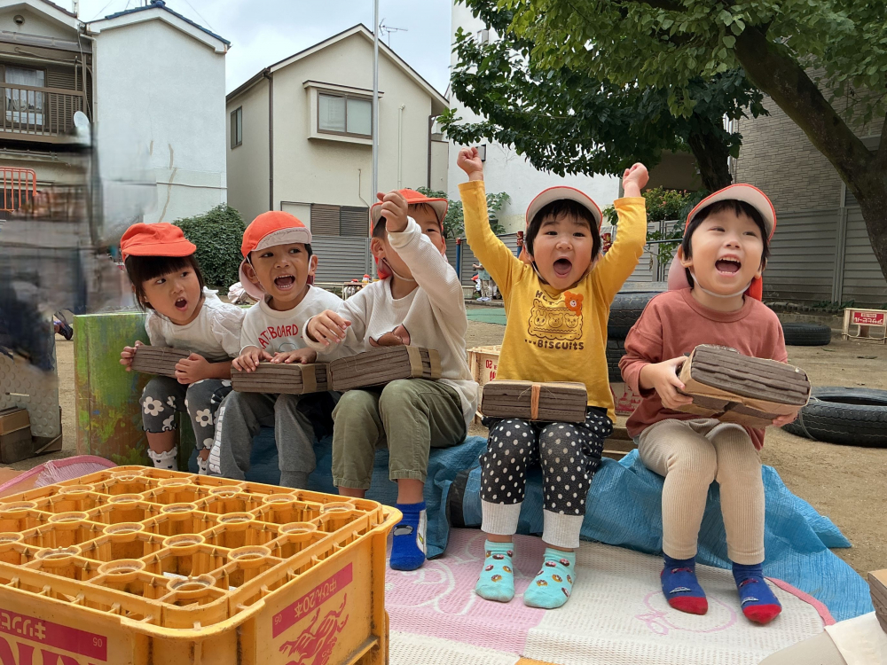 秋の園庭で広がる、おうちごっこ