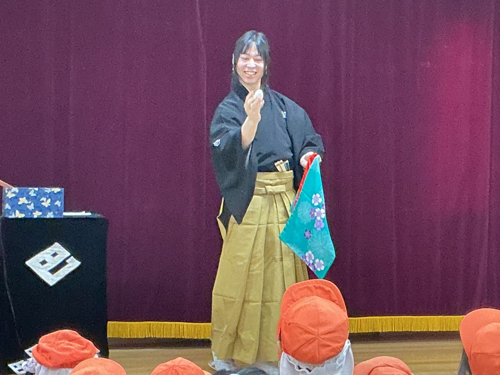 新年子どもの会　～伝統芸手妻～