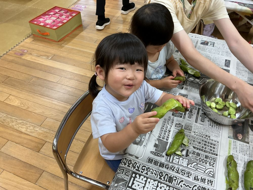 そら豆のさやむきをしてみたよ♪