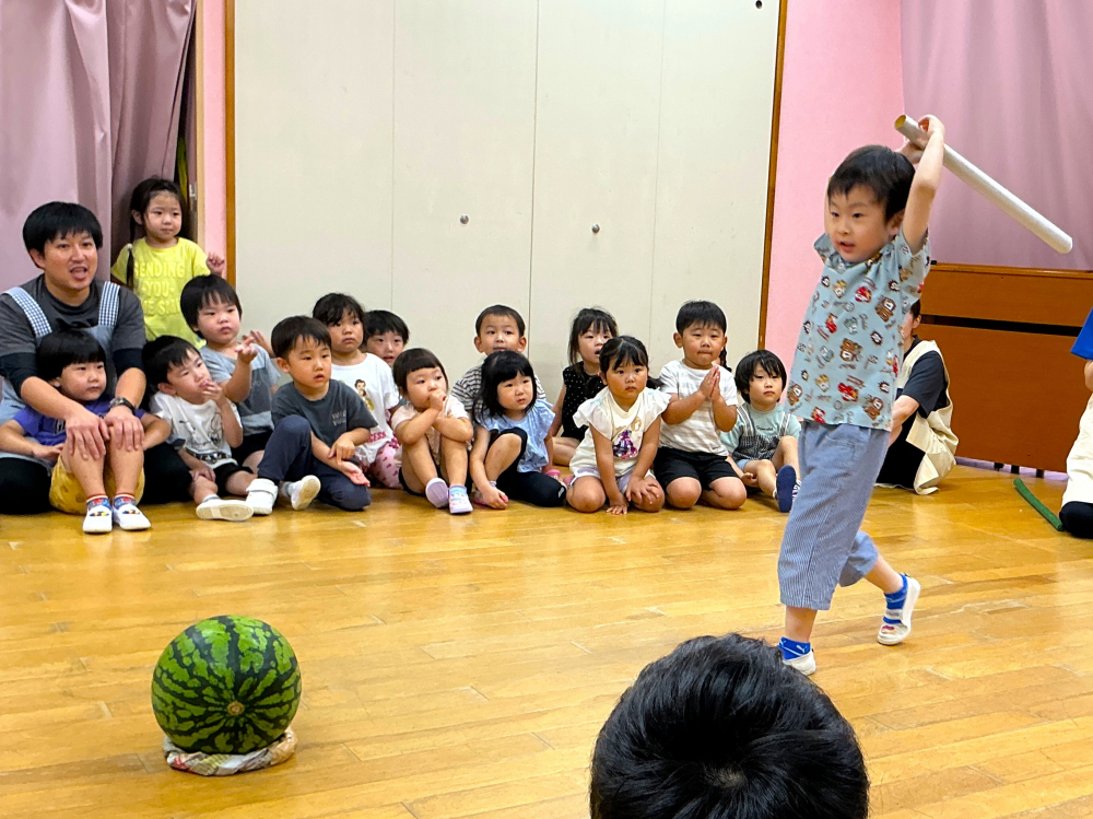 ８月生まれのお誕生日会・すいか割り